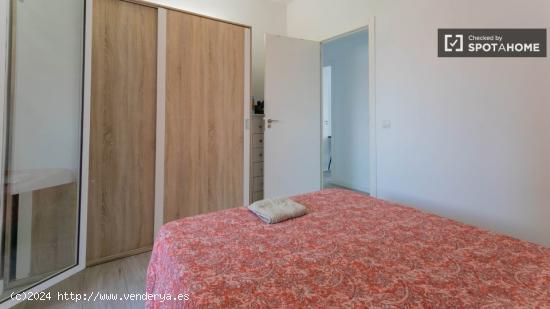 Se alquila habitación en piso de 5 habitaciones en Nou Moles - VALENCIA