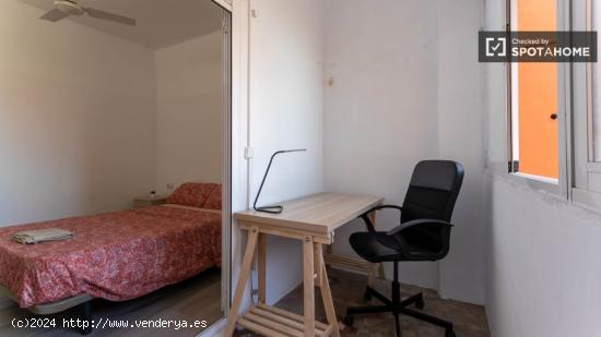 Se alquila habitación en piso de 5 habitaciones en Nou Moles - VALENCIA