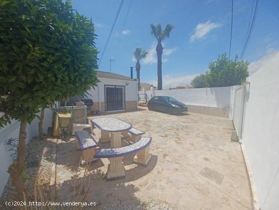 Villa independiente renovada con apartamento para separado en Montezenia - ALICANTE