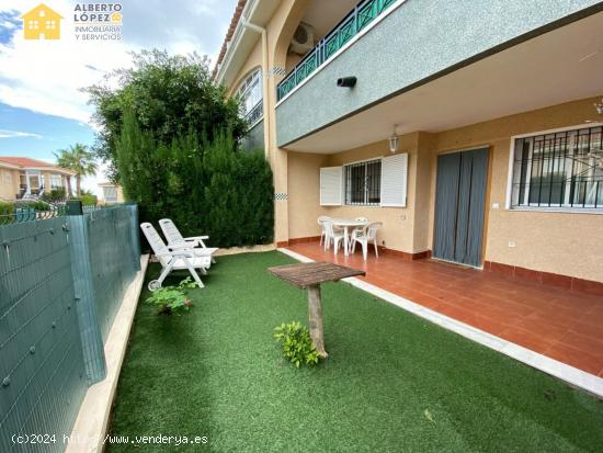 ESTUPENDA VIVIENDA CON JARDÍN EN URBANIZACIÓN CON PISCINA - ALICANTE