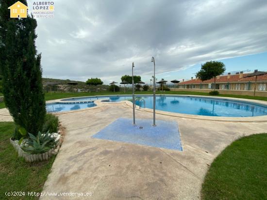 ESTUPENDA VIVIENDA CON JARDÍN EN URBANIZACIÓN CON PISCINA - ALICANTE