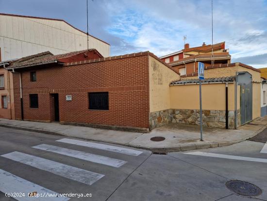 SE VENDE CASA DE PLANTA BAJA EN VALENCIA DE DON JUAN. 3 HAB., SALÓN, COCINA, BAÑO Y COCHERA. - LEO