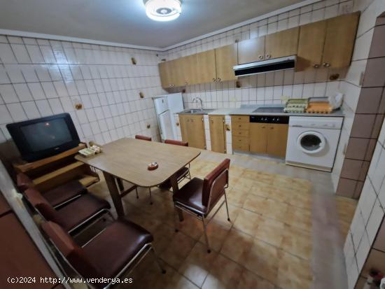 SE VENDE CASA DE PLANTA BAJA EN VALENCIA DE DON JUAN. 3 HAB., SALÓN, COCINA, BAÑO Y COCHERA. - LEO