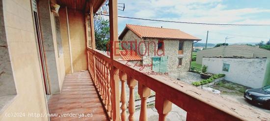 CASA ADOSADA DE PIEDRA CON JARDÍN. ELECHAS - CANTABRIA