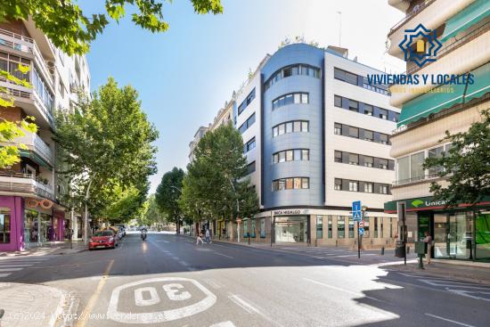 Venta de ático-dúplex con piscina y cochera en la Avda. Doctor Olóriz (Granada) - GRANADA