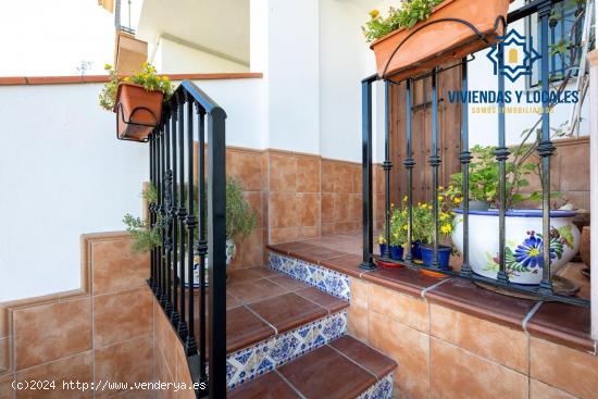 Preciosa casa adosada en Santa Cruz del Comercio con patio y terraza - GRANADA