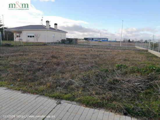 se vende parcela urbana en Moriscos, vallada y con todos los servicios - SALAMANCA