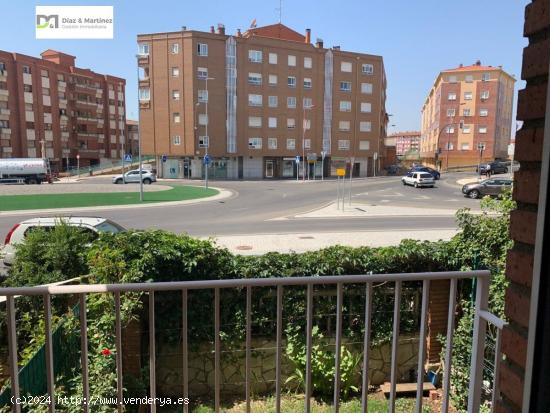 VIVIENDA ADOSADA EN URBANIZACION SEMICERRADA EN TROBAJO - LEON