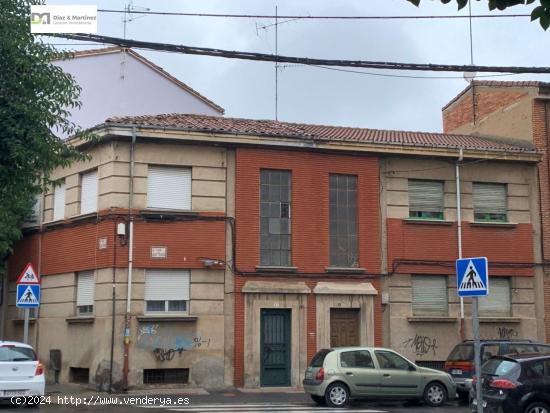 CASA PARA REFORMAR CON 2 PISOS Y PATIO EN EL EJIDO - LEON