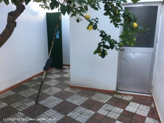 ADOSADO 5 DORMITORIOS EN ZONA PLAYA DE REGLA - CADIZ