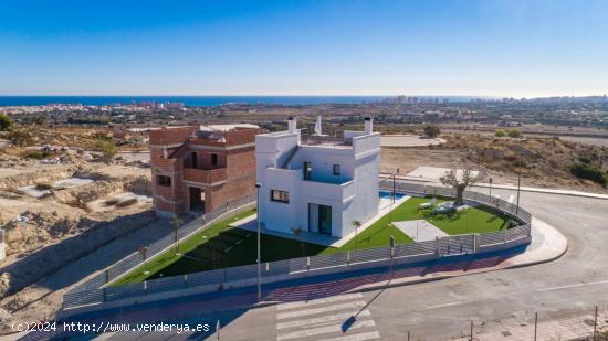 Promoción de villas de obra nueva independientes, con piscina privada y acabados modernos - ALICANT