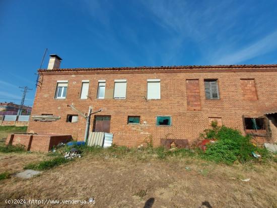 CASA CON TERRENO de 1700 m2 en Trobajo del Camino - LEON