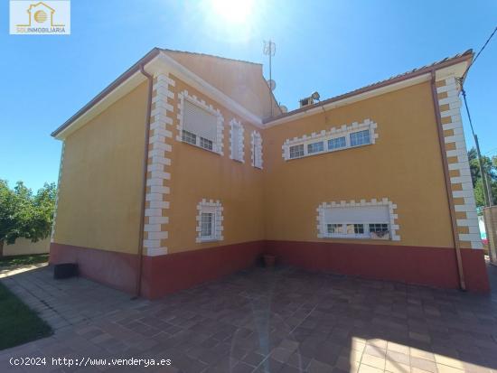 OPORTUNIDAD, PRECIOSO CHALET LISTO PARA ENTRAR A VIVIR - LEON