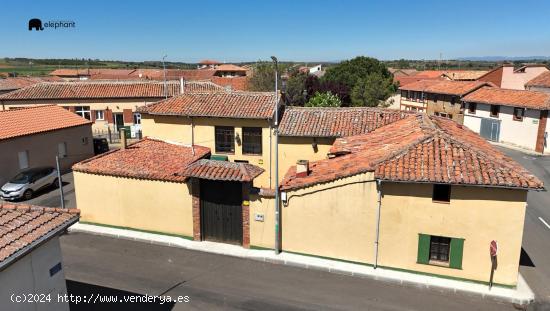 Casa solariega del S.XVIII  restaurada en Banuncias : Oportunidad única para inversión rural en LE