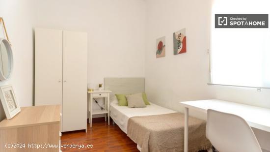Alquiler de habitaciones en piso compartido de 3 dormitorios cerca de la Avenida d'Aragó en Algiró