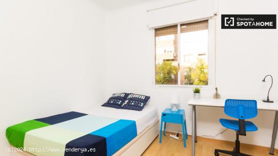 Habitación exterior con escritorio en apartamento de 6 dormitorios, Puerta de Atocha y Delicias - M