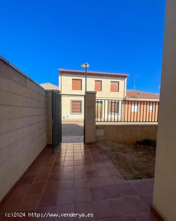 ESPLÉNDIDO CHALET ADOSADO A ESTRENAR EN TORO (ZAMORA) - ZAMORA