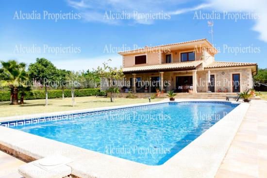 Finca con Piscina privada a poca distancia del centro de Alcudia. - BALEARES