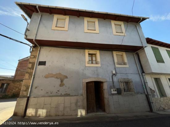 Casa con terreno y lagar en San Miguel de las Dueñas - LEON