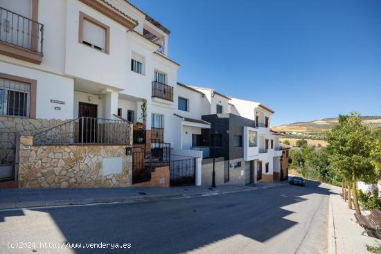 Preciosa casa adosada en Santa Cruz del Comercio con patio y terraza - GRANADA