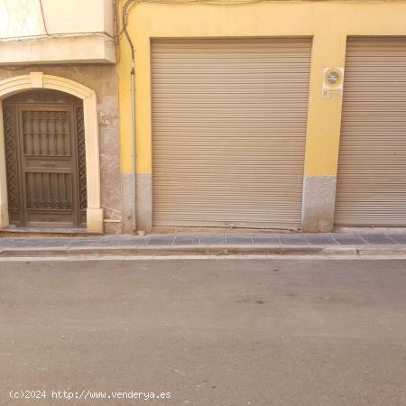 SE VENDE LOCAL  EN LA AVD SANTA ISABEL - ALMERIA