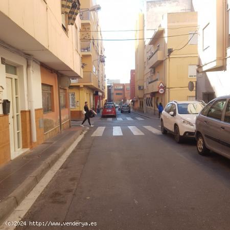 SE VENDE LOCAL  EN LA AVD SANTA ISABEL - ALMERIA