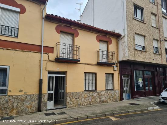 SE VENDE CASA AMUEBLADA EN EL CENTRO DE VALENCIA DE DON JUAN, OCINA, SALÓN, 3 HAB, 2 BAÑOS. - LEON