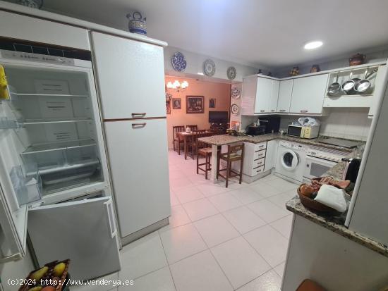 SE VENDE CASA AMUEBLADA EN EL CENTRO DE VALENCIA DE DON JUAN, OCINA, SALÓN, 3 HAB, 2 BAÑOS. - LEON