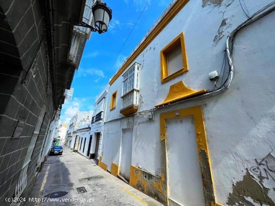 EDIFICIO EN EL CENTRO URBANO DE MAS DE 600M2 DANDO A DOS CALLES - CADIZ