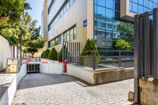 MAGNIFICAS OFICINAS CON 4 PLAZAS DE PARKING EN MANUEL SIUROT - SEVILLA