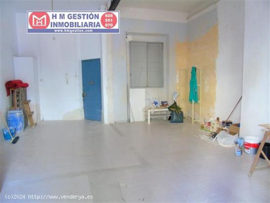 LOCAL COMERCIAL EN PRIMERA LINEA COMERCIAL. CON PATIO DE 14 M2, DIÁFANO Y CON ESCAPARATE - CIUDAD R