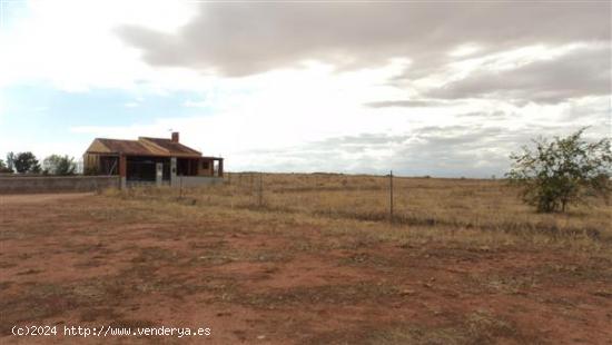 AMPLIA PARCELA JUNTO A LA LAGUNA DE VILLAFRANCA, SUPERFICIE RÚSTICA: 15400 METROS CUADRADOS  SUPERF