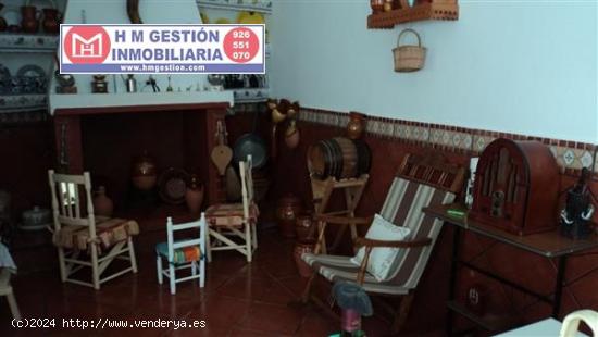 CASA REFORMADA TOTALMENTE HACE 20 AÑOS, CON COCINA AMUEBLADA, AMPLIO PATIO, AIRE ACONDICIONADO, TRE