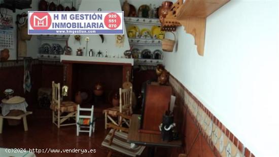 CASA REFORMADA TOTALMENTE HACE 20 AÑOS, CON COCINA AMUEBLADA, AMPLIO PATIO, AIRE ACONDICIONADO, TRE