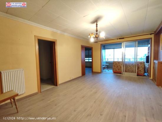 PISO CON CUATRO DORMITORIOS, ARMARIOS EMPOTRADOS, ALACENA Y SALON DE + DE 30 M/2 Y TERRAZA CERRADA E