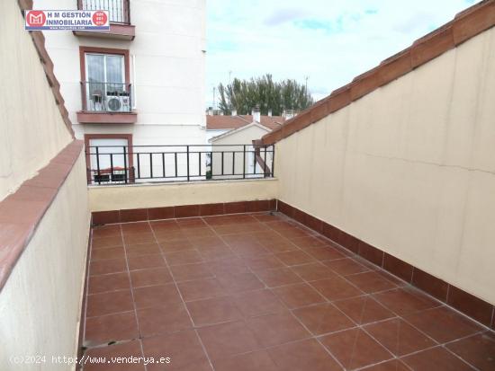 CASA ADOSADA DE CINCO DORMITORIOS, TRES BAÑOS - CIUDAD REAL