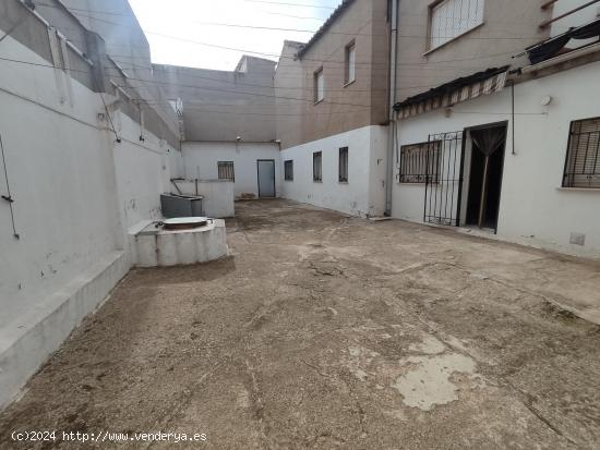  CASA EN 2 PLANTAS CON 308 m2 DE PARCELA, PATIO DE 75 m2 UBICADA PRÓXIMA A LA IGLESIA DE S. FRANCISC 