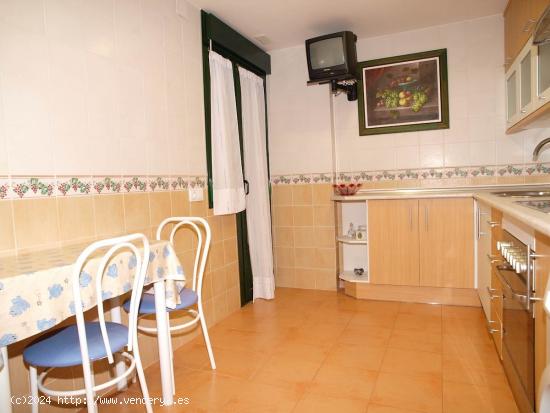 PISO DE DOS DORMITORIOS, 2 BAÑOS, COCINA CON LAVADERO Y SALÓN CON TERRAZA UBICADO JUNTO A C/ GOYA.