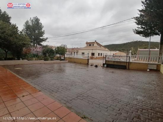 CASA RURAL, 7 DORMITORIOS DOBLES, BODEGA, CON PARCELA DE 38.000 METROS CONTIGUA a desarrollar - CIUD