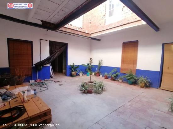 CASA CENTRICA A DOS CALLES A REFORMAR CON PATIO, GARAJE, DORMITORIOS ABAJO - CIUDAD REAL