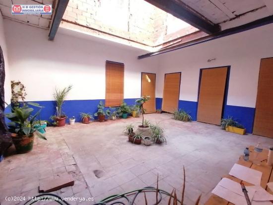 CASA CENTRICA A DOS CALLES A REFORMAR CON PATIO, GARAJE, DORMITORIOS ABAJO - CIUDAD REAL