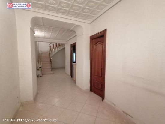 CENTRICA CASA DE 254 METROS DE PARCELA CON PATIO DE 120, DORMITORIO ABAJO Y GARAJE - CIUDAD REAL