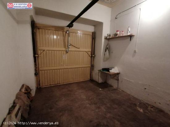 CENTRICA CASA DE 254 METROS DE PARCELA CON PATIO DE 120, DORMITORIO ABAJO Y GARAJE - CIUDAD REAL