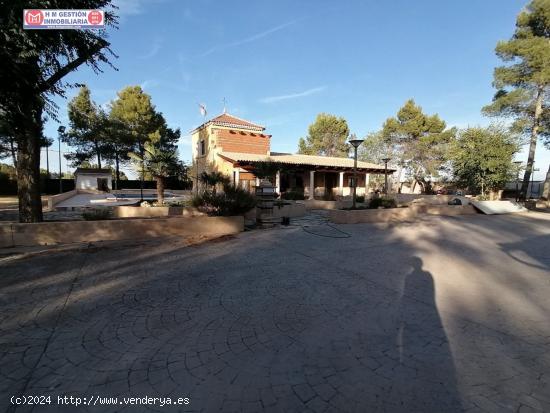 Casa en el campo sobre parcela de 30.000 metros con 400 olivos  y casa en Ctra. Manzanares - CIUDAD 