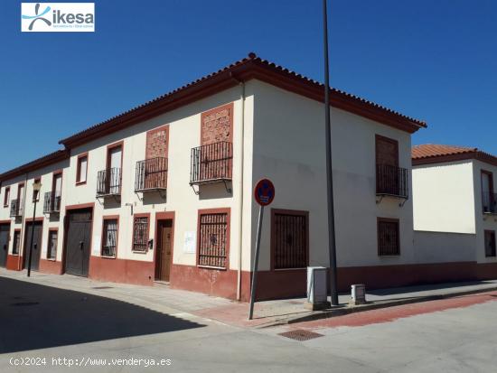 ESTUPENDA CASA ADOSADA DE ESQUINA A ESTRENAR EN PEDRO ABAD. A TAN SOLO 35 KM DE CORDOBA CAPITAL. - C