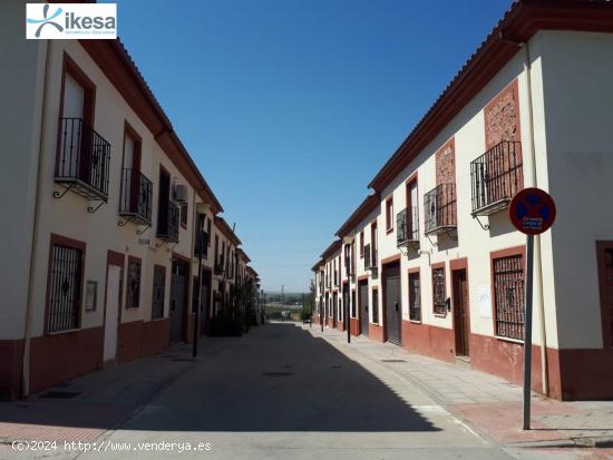 ESTUPENDA CASA ADOSADA DE ESQUINA A ESTRENAR EN PEDRO ABAD. A TAN SOLO 35 KM DE CORDOBA CAPITAL. - C