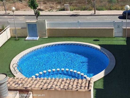 apartamento de planta alta en esquina con solarium privado y  piscina comunitaria - ALICANTE