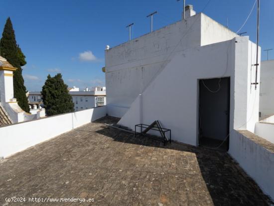 Casa dos plantas con locales comerciales - CADIZ