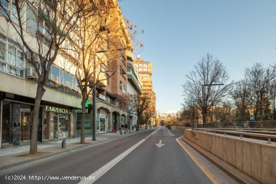 Estupenda plaza de garaje en Avenida de la Constitución - GRANADA