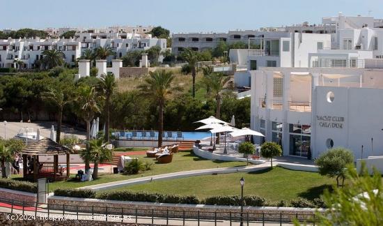 GRAN EDIFICIO COMERCIAL EN EL CLUB NÁUTICO DE CALA D'OR. - BALEARES